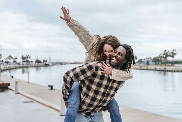 Quelles croisières proposent des ateliers de découverte de la faune nocturne en mer de Corail?