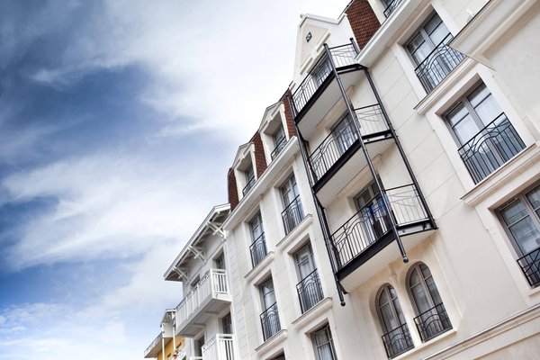 Où peut-on résider en Alsace pour un séjour avec visite de caves et ateliers de dégustation?